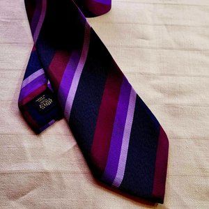 BANANA REPUBLIC Men's SILK Neck tie,  purple, lila, & burgundy Striped pattern